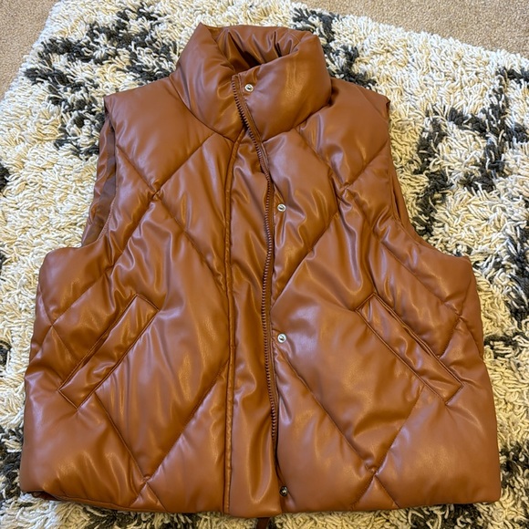 Cute short puffer vest - Picture 2 of 5